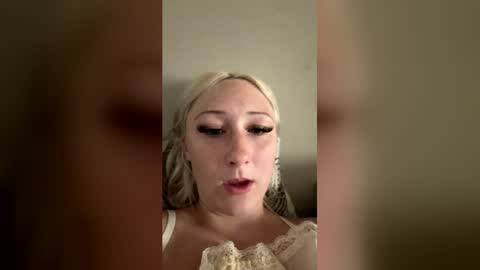 Snapshot of shellbell00 chatting on June 1, 3:25 pm shellbell00 online show from June 1, 3:25 pm