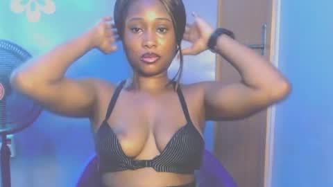 Snapshot of shena_xnomy chatting on June 18, 6:35 am Favour online show from June 18, 6:35 am