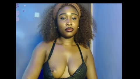 Snapshot of shena_xnomy chatting on June 23, 6:33 am Favour online show from June 23, 6:33 am