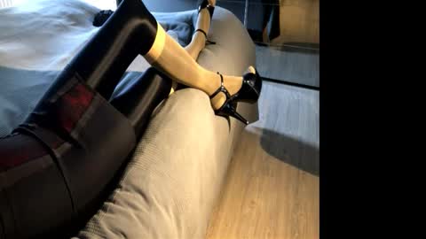 Pantyhose-Doll online show from March 1, 2:30 pm