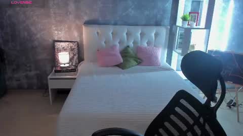 Snapshot of shiny_lisss chatting on June 15, 1:30 am Lisa online show from June 15, 1:30 am