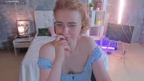 Snapshot of shiny_lisss chatting on August 5, 1:52 am Lisa online show from August 5, 1:52 am