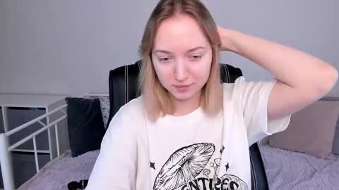 Snapshot of shy_annacutie chatting on March 3, 5:53 am Anna online show from March 3, 5:53 am