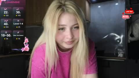 Snapshot of shy_blondiee chatting on April 16, 7:36 pm Molly online show from April 16, 7:36 pm