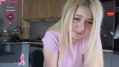 Snapshot of shy_blondiee chatting on April 17, 1:25 pm Molly online show from April 17, 1:25 pm