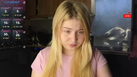 Snapshot of shy_blondiee chatting on April 30, 9:30 pm Molly online show from April 30, 9:30 pm