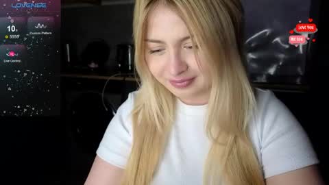 Snapshot of shy_blondiee chatting on May 5, 8:50 pm Molly online show from May 5, 8:50 pm