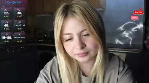 Snapshot of shy_blondiee chatting on May 17, 9:33 pm Molly online show from May 17, 9:33 pm