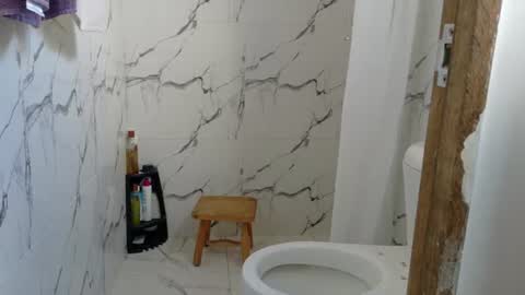 Snapshot of shy_brunnette chatting on June 20, 1:14 pm Canela online show from June 20, 1:14 pm