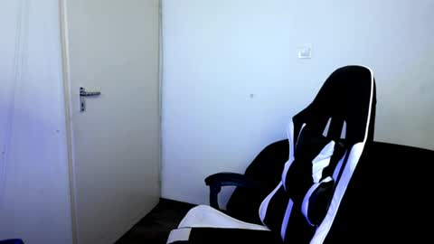 shy_nerd_babyy online show from July 28, 3:32 pm