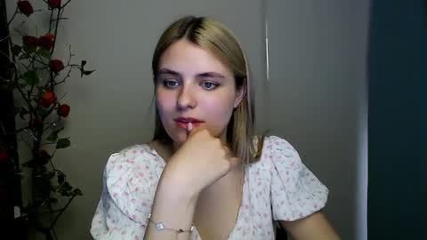 shy_sabrina_ online show from April 17, 8:56 pm