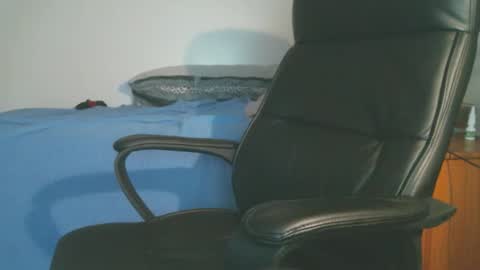 shyboyhugecum2020 online show from April 6, 3:04 am