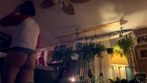 Snapshot of shyg1r1 chatting on December 19, 10:24 am Sasha online show from December 19, 10:24 am