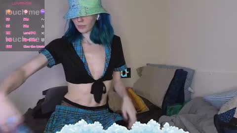 Snapshot of shyohiogirl chatting on March 17, 4:54 pm Hippie online show from March 17, 4:54 pm