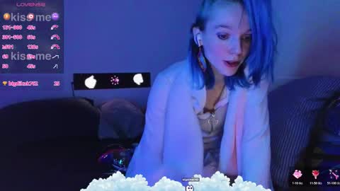 Snapshot of shyohiogirl chatting on March 23, 1:42 am Hippie online show from March 23, 1:42 am