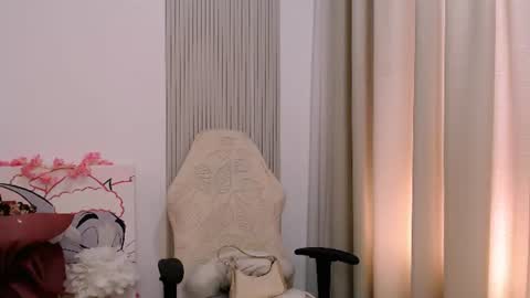 Snapshot of silk_ann chatting on July 10, 8:18 am silk_ann online show from July 10, 8:18 am