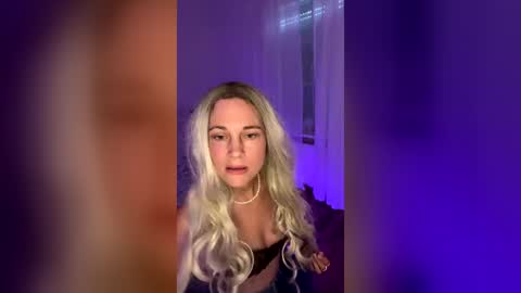 Snapshot of silkycherie chatting on July 7, 5:17 pm Blonde dream online show from July 7, 5:17 pm