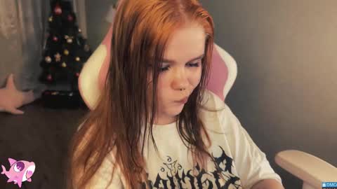 Snapshot of silkyfin chatting on March 2, 2:35 pm Nixie online show from March 2, 2:35 pm