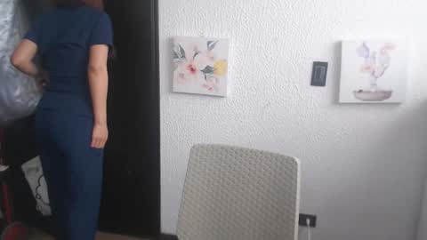 Snapshot of silvanaroberts_ chatting on April 24, 7:38 pm Rouse online show from April 24, 7:38 pm