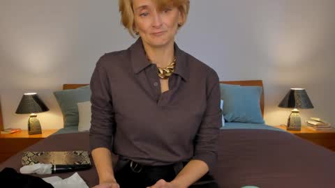 Snapshot of simonadebeauvoir chatting on May 1, 7:24 am Simona online show from May 1, 7:24 am
