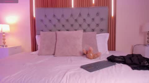 Snapshot of simonastar_ chatting on February 11, 1:49 pm simonastar_ online show from February 11, 1:49 pm