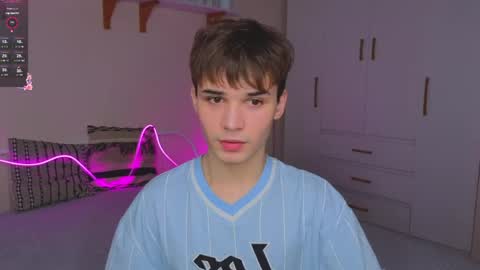 Snapshot of simonboy592 chatting on April 14, 9:15 am Alex online show from April 14, 9:15 am