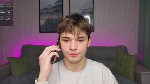 Snapshot of simonboy592 chatting on April 18, 9:57 am Alex online show from April 18, 9:57 am