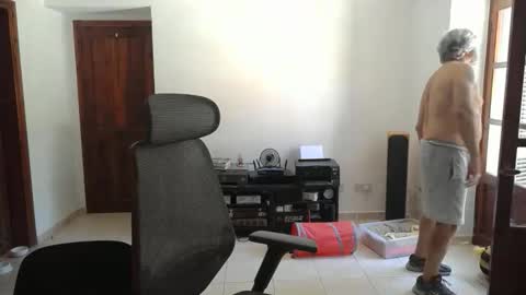 Snapshot of simonthenudist chatting on June 4, 10:32 am Simon online show from June 4, 10:32 am