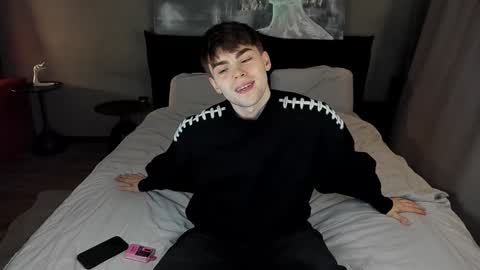 Snapshot of simonwnl chatting on December 5, 6:44 pm Simon online show from December 5, 6:44 pm