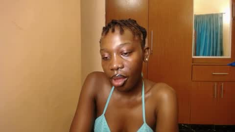 Snapshot of sindoll_ chatting on April 18, 6:06 am Elsy online show from April 18, 6:06 am