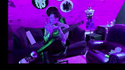 Snapshot of siphonophorstrings chatting on November 16, 3:34 am Dustbunnyfoofoo online show from November 16, 3:34 am