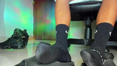 Snapshot of sir_kev66 chatting on May 9, 4:28 am only foot worshipers here online show from May 9, 4:28 am
