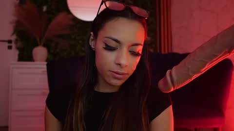 Snapshot of sisi_von_dee chatting on May 19, 1:56 am Dee online show from May 19, 1:56 am