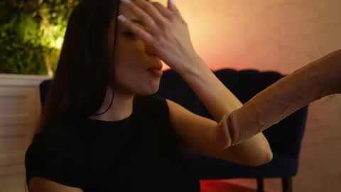 Snapshot of sisi_von_dee chatting on May 27, 1:57 am Dee online show from May 27, 1:57 am