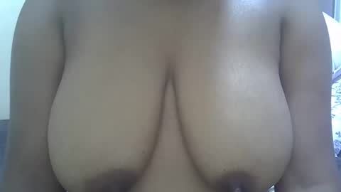 Snapshot of sisibrown97 chatting on April 20, 11:17 pm brown online show from April 20, 11:17 pm
