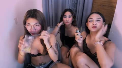 Snapshot of sissycumdumpster_goldey chatting on April 25, 8:17 am sissycumdumpster_goldey online show from April 25, 8:17 am