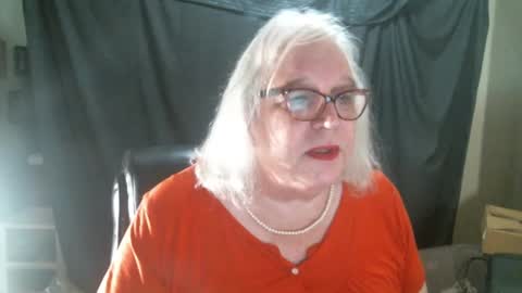 Snapshot of sissydianetx chatting on March 5, 12:38 am Sissy Diane online show from March 5, 12:38 am