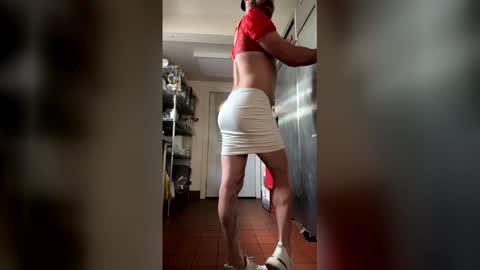 Snapshot of sissymiles chatting on May 25, 6:36 pm SissyMiles online show from May 25, 6:36 pm