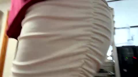 Snapshot of sissymiles chatting on June 7, 1:21 am SissyMiles online show from June 7, 1:21 am
