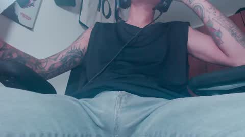 Snapshot of skateboy444 chatting on June 19, 6:07 am king online show from June 19, 6:07 am