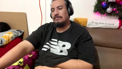 Snapshot of skinhell chatting on December 30, 3:03 am Elias online show from December 30, 3:03 am