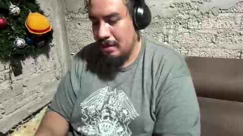 Snapshot of skinhell chatting on May 16, 12:40 am Elias online show from May 16, 12:40 am