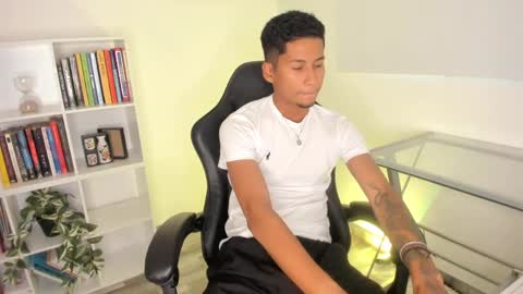 Snapshot of skinny_dlhh chatting on March 27, 11:04 pm skinny_dlhh online show from March 27, 11:04 pm