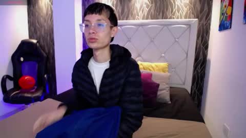 Snapshot of skinny_office chatting on February 19, 1:18 pm David online show from February 19, 1:18 pm