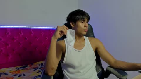 Snapshot of skinny_sam23 chatting on May 11, 3:01 am sam online show from May 11, 3:01 am