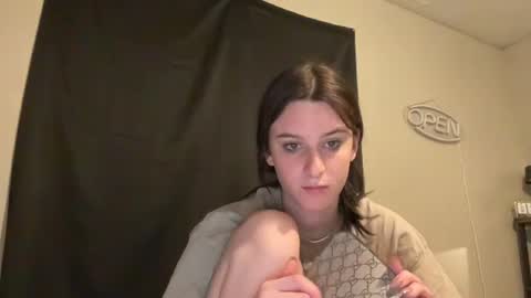 Snapshot of skinnyangel21 chatting on November 30, 6:17 am skinnyangel21 online show from November 30, 6:17 am