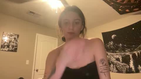 Snapshot of skinnyangel21 chatting on March 4, 3:12 am skinnyangel21 online show from March 4, 3:12 am