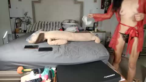 Snapshot of skinnyasianmilf chatting on July 13, 7:38 pm skinnyasianmilf online show from July 13, 7:38 pm