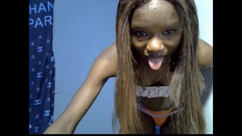 Snapshot of skinnybeauty1 chatting on February 22, 6:28 pm Linda independent model online show from February 22, 6:28 pm