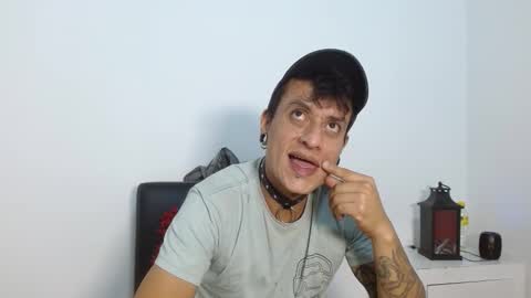 Snapshot of skinnydevil1 chatting on February 16, 3:35 am skinnydevil1 online show from February 16, 3:35 am